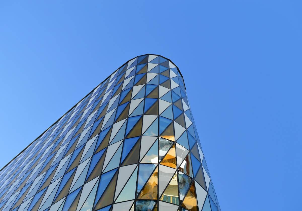 迷人的YSL蜜桃色，展现妆容中的无限魅力